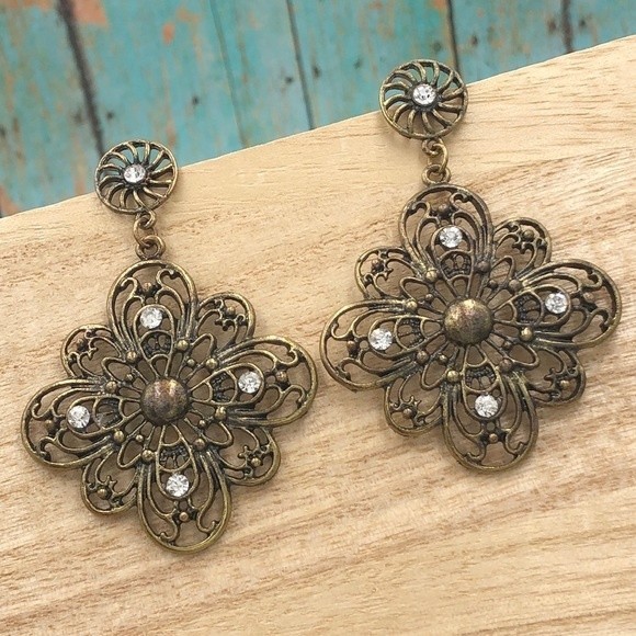 🍀 Gold Filigree Rhinestone Statement Earrings - Picture 1 of 2